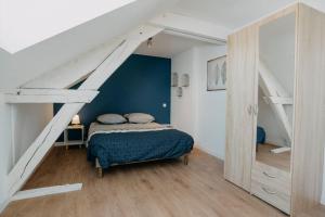 Coeur de ville #H3 - WIFI et NETFLIX - Lave linge - Logement partagé - Chambre privée في شوليه: غرفة نوم بسرير ودرج