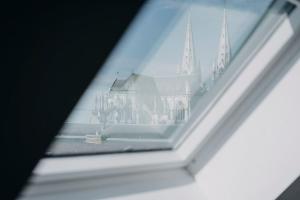 a view of a church through a window at Coeur de ville #H3 - WIFI et NETFLIX - Lave linge - Logement partagé - Chambre privée in Cholet