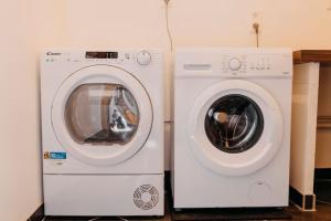a washing machine and a dryer in a room at Coeur de ville #H3 - WIFI et NETFLIX - Lave linge - Logement partagé - Chambre privée in Cholet +25 photos