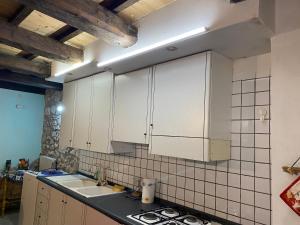 Η κουζίνα ή μικρή κουζίνα στο LA CASA DI ANNA +8 φωτογραφίες