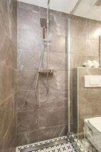 La salle de bains est pourvue d'une douche avec un pommeau de douche. dans l'établissement Apartman Vita Lite, à Trenčín