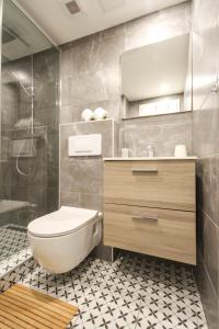 La salle de bains est pourvue de toilettes, d'un lavabo et d'une douche. dans l'établissement Apartman Vita Lite, à Trenčín