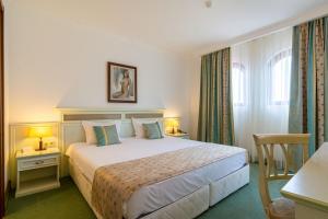 een slaapkamer met een groot wit bed en een raam bij Helena Park - Ultra All Inclusive in Sunny Beach