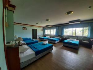 1 dormitorio con camas azules y sofás azules en สถานตากอากาศบางปู Bang Pu Recreation Center SHA Plus, 