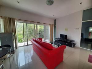 sala de estar con sofá rojo y TV en สถานตากอากาศบางปู Bang Pu Recreation Center SHA Plus, 