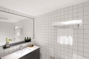 Vannituba majutusasutuses base-Beijing Wangfujing Serviced Apartment- in Hutong &Bike rental &Close to Forbidden City, Tian'anmen Square &Subway nearby &Free coffee &Washing machine,Kitchen &Restaurant discount &English speaking &High speed free WiFi