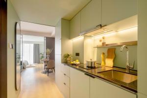 Köök või kööginurk majutusasutuses base-Beijing Wangfujing Serviced Apartment- in Hutong &Bike rental &Close to Forbidden City, Tian'anmen Square &Subway nearby &Free coffee &Washing machine,Kitchen &Restaurant discount &English speaking &High speed free WiFi