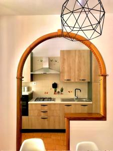 un arco en una cocina con fregadero y fogones en Jole guesthouse, en Mazzarino