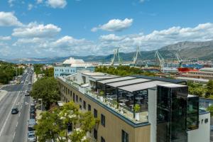 een luchtzicht op een stad met een haven bij Cora Hotel in Split