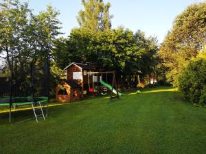 NiedzicaにあるNoclegi Arendaの遊び場と家のある公園