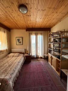 um quarto com uma cama grande e um tecto de madeira em Villa Maron - Platanitis Beach em Maronia