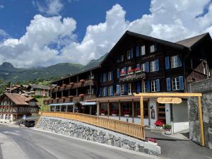 un gran edificio al lado de una carretera en Apartment Jungfrau Lodge en Grindelwald