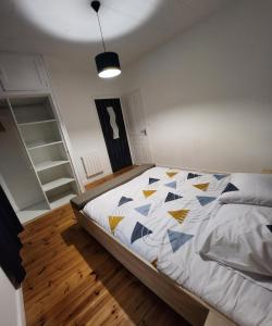 Кровать или кровати в номере Chaleureux appartement refait à neuf