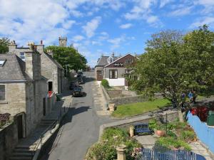 una strada in una piccola cittadina con case di Fort Charlotte Guest House a Lerwick