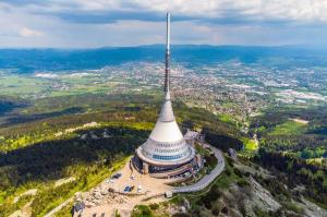 O vedere generală la munți sau o vedere la munte luată de la această cameră de închiriat