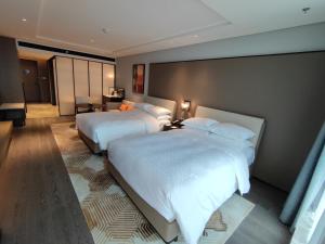 西安高新区喜来登酒店客房内的一张或多张床位