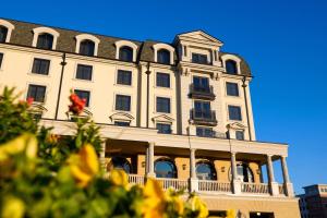 um grande edifício branco com uma varanda em Hotel Carmichael, Autograph Collection em Carmel