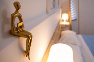 złota rączka na ścianie obok łóżka w obiekcie Matilde’s Holiday House w mieście Terrasini