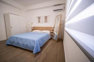 Habitación pequeña con cama y ventana en Matilde’s Holiday House en Terrasini