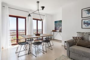 - un salon avec une table, des chaises et un canapé dans l'établissement JOIVY Sunny apartment in Marvila, à Lisbonne
