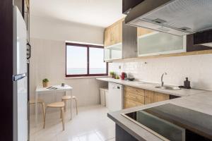 eine Küche mit einer Spüle und einer Theke in der Unterkunft JOIVY Sunny apartment in Marvila in Lissabon