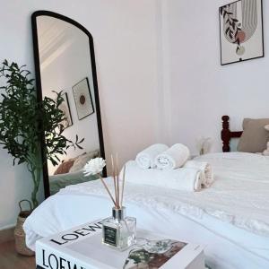 um quarto com 2 camas brancas e um espelho em Sachi House Căn Hộ Giá Rẻ Đà Lạt em Da Lat