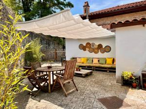 un patio con mesa, sillas y sofá en Maistraren Etxea EVI00179, en Saracho