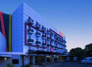 - un bâtiment avec des balcons sur le côté dans l'établissement Amaris Hotel Bandara Soekarno Hatta, à Tangerang