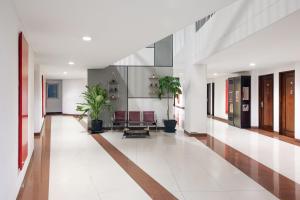 an empty hallway with plants in a building at Amaris Hotel Bandara Soekarno Hatta in Tangerang