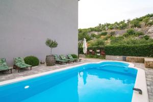 Bazén v ubytování Village holiday apartman with heated pool Maslina nebo v jeho okolí