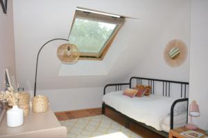 een slaapkamer met 2 stapelbedden en een raam bij Le charme du bois - 8 à 10 personnes- Maison entière in La Turballe