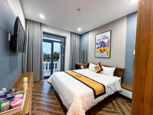 a bedroom with a bed and a large window at Khách sạn Miami Ninh Thuận in Phan Rang