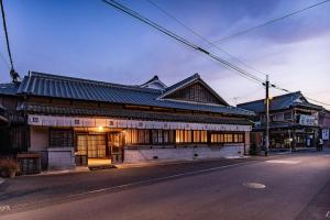 un edificio viejo al costado de una calle en NIPPONIA HOTEL Yamefukushima Merchant Town, en Ita