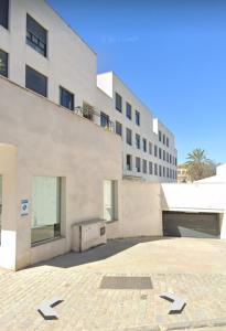 ヘレス・デ・ラ・フロンテーラにあるSherryflat Abrantes - Parkingの地上に矢印が2本ある大きな白い建物