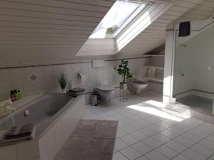 Koupelna v ubytování Moderne DG-Wohnung in Mainleus + 20 fotografií