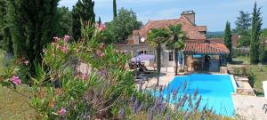 een extern uitzicht op een huis met een zwembad bij Villa Bédé in Montgesty