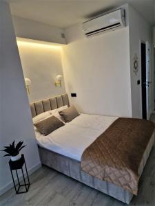 a bedroom with a large bed in a room at Gold Apartament in Zamość