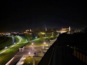 Blick auf die Stadt in der Nacht mit Straßenbeleuchtung in der Unterkunft Gold Apartament in Zamość