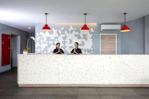 two women standing behind a white counter in a room at Amaris Hotel Bandara Soekarno Hatta in Tangerang +12 photos