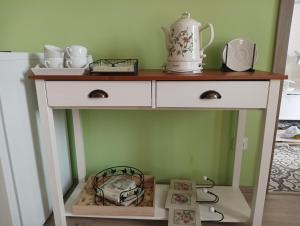 un tavolo bianco con un set per la preparazione del tè in cima di Apartmány MANDLE a Hustopeče