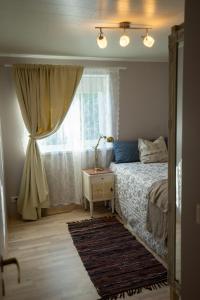 sypialnia z łóżkiem i oknem w obiekcie Lavender House w mieście Kuressaare