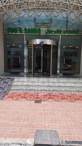 una entrada a un edificio con un cartel en él en SUN & SANDS HOTEL LLC, en Dubái
