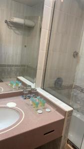 W łazience znajduje się umywalka i prysznic. w obiekcie SUN & SANDS HOTEL LLC w Dubaju