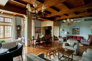 uma sala de estar cheia de mobiliário e um lustre em Parador de Verín em Monterrei