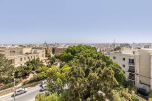 uma vista para uma cidade com edifícios e uma rua em New top floor apartment enjoy opening views em San Ġwann