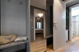um corredor com uma porta que dá para um quarto em Hotel Residence Esplanade em Viareggio