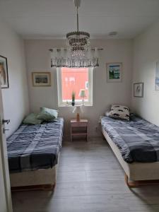 Postel nebo postele na pokoji v ubytování Sommarboende med havsutsikt