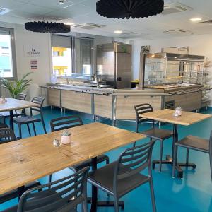 Een keuken of kitchenette bij Auberge de jeunesse HI Clermont-Ferrand