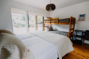1 dormitorio con 1 cama blanca grande y 1 sofá en Family Home with Pool Gardin and Quincho, en Algarrobo