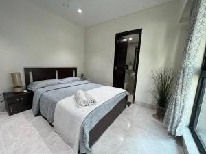 - une chambre avec un lit et 2 serviettes dans l'établissement Kakad Classic 360, 16th Rd, Pali Village, Khar West by Connekt Homes, à Mumbai